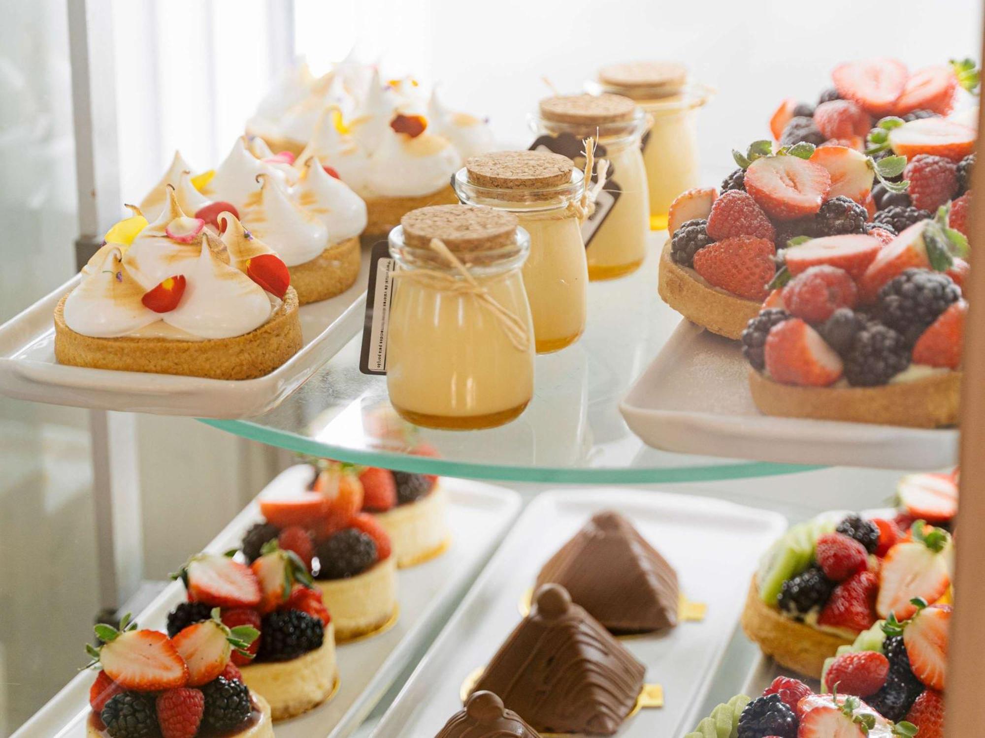 Grand Mercure SP Ibirapuera São Paulo Exterior foto A display case of pastries